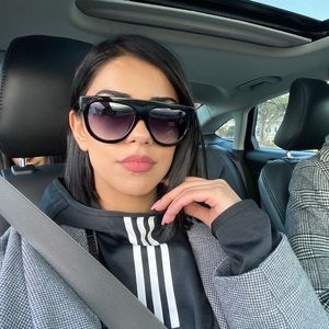 Meet your Posher, Yassi